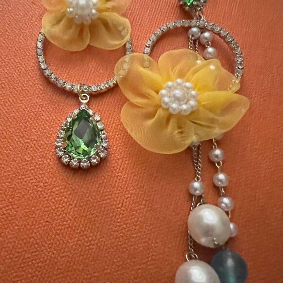 🌼 Betsey Johnson uniquely designed drop dangle mismatched earrings 🌼 - Picture 4 of 6